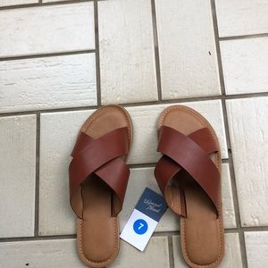 New with tags universal threads sandals